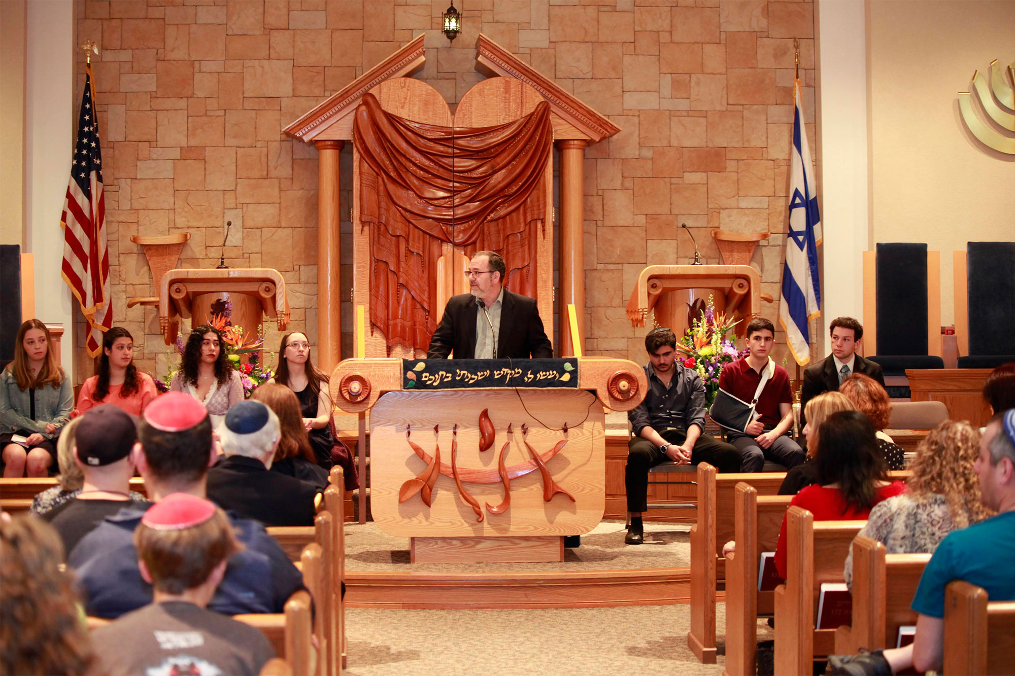 Rabbi and Hebrew High School students on bimah with crowd in pews